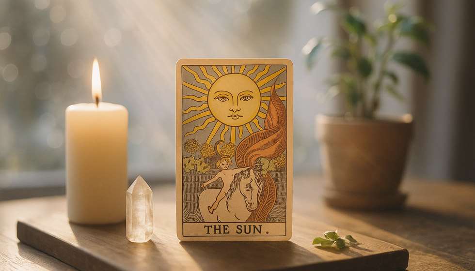 Carte de tarot unique placée au centre d’un autel personnel, représentant l’énergie dominante de l’année à venir.