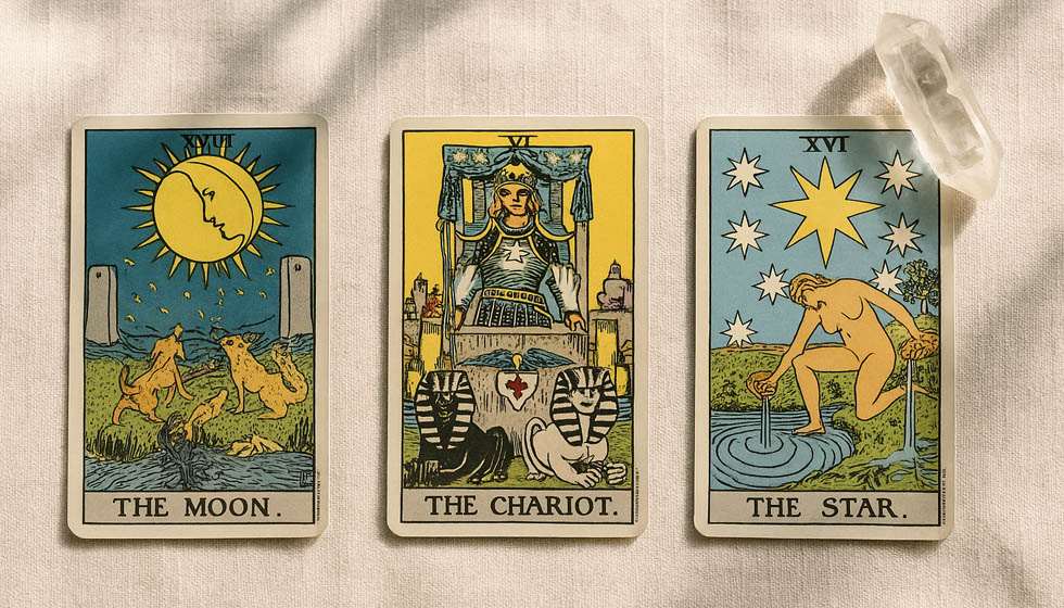 Trois cartes de tarot tirées sur une nappe claire en janvier