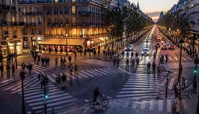 Ciel de nuit avec fine lune et ambiance aérienne symbolisant la communication et les idées en Gémeaux