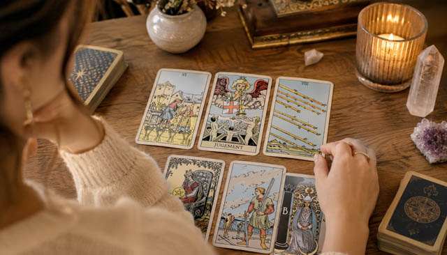 Jeu de tarot ouvert évoquant un possible retour de contact amoureux